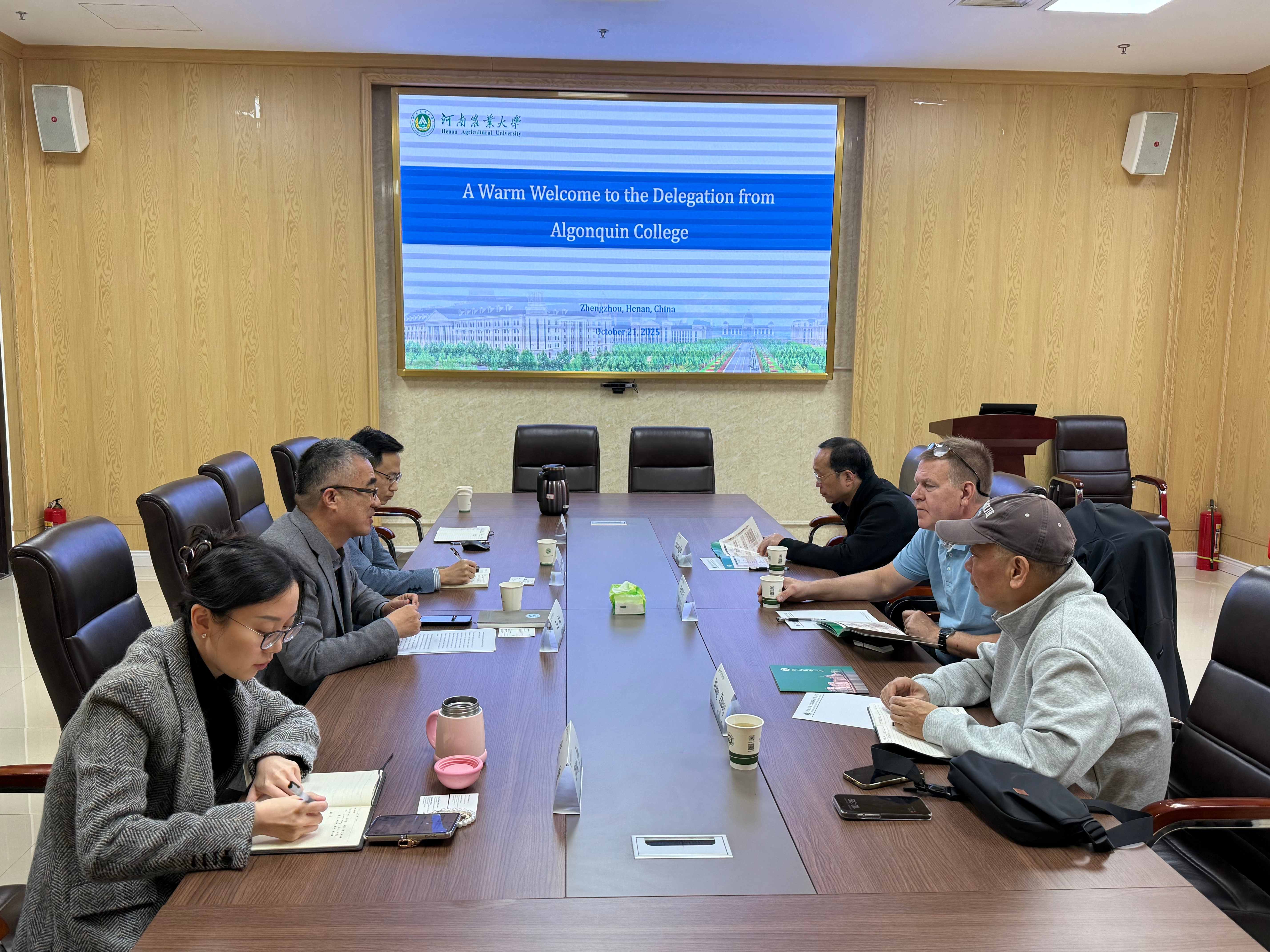 加拿大亚岗昆学院来我院交流座谈
